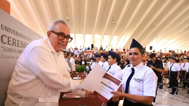 Rubén Rocha en graduación de la Universidad de la Policía