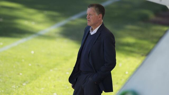 Peláez observa atento el ensayo de Cruz Azul.