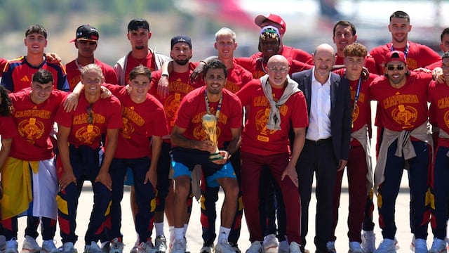 Jugadores de España posan con el trofeo tras ganar la Copa Mundial a su arribo a Madrid