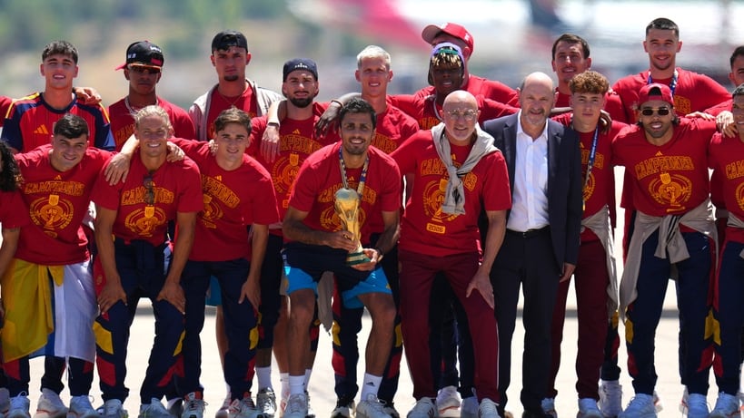 Jugadores de España posan con el trofeo tras ganar la Copa Mundial a su arribo a Madrid