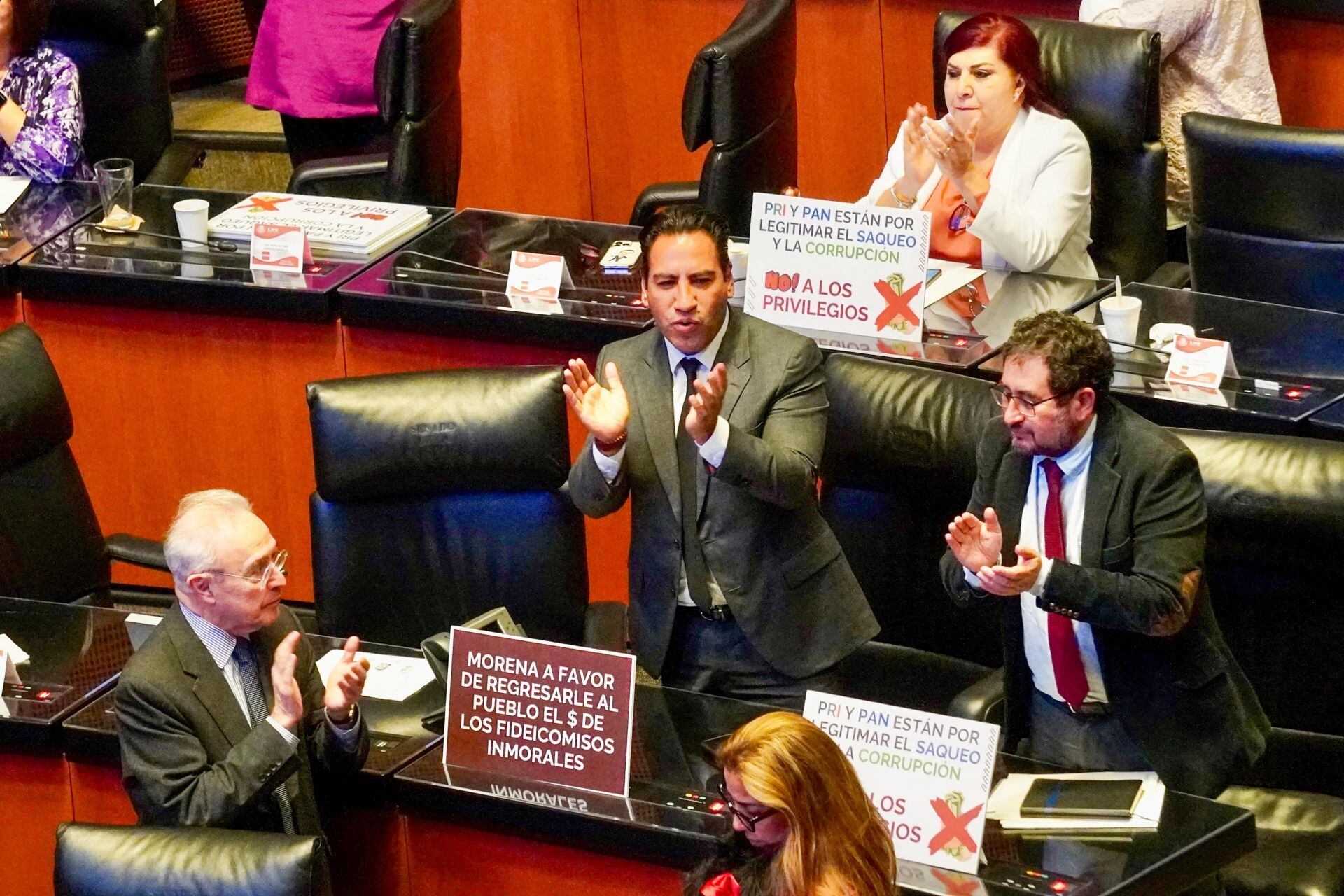Los senadores Héctor Vasconcelos, Eduardo Ramírez y César Cravioto aplauden la aprobación de la eliminación de los fideicomisos del Poder Judicial de la Federación