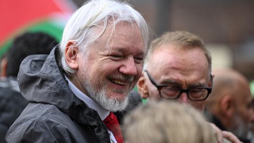 Julian Assange reaparece para liderar “Marcha por la Humanidad” en Australia en apoyo a Palestina