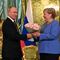 Vladimir Putin recibe con flores a Angela Merkel por su gira de despedida