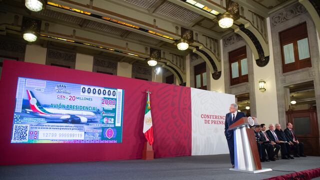 AMLO presenta el boleto de la rifa del avión presidencial