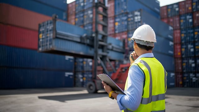 Trabajador aduanal en sus labores cotidianas