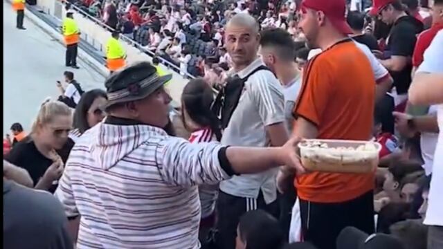 Aficionado de River Plate reparte hot cakes