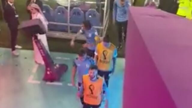 Cavani golpea VAR (Foto: Captura de video)