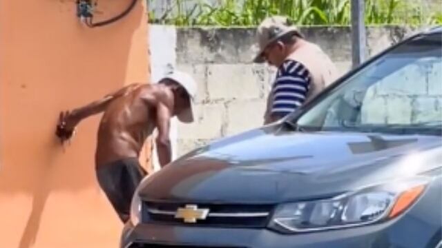 Hombre ayuda a persona descalza