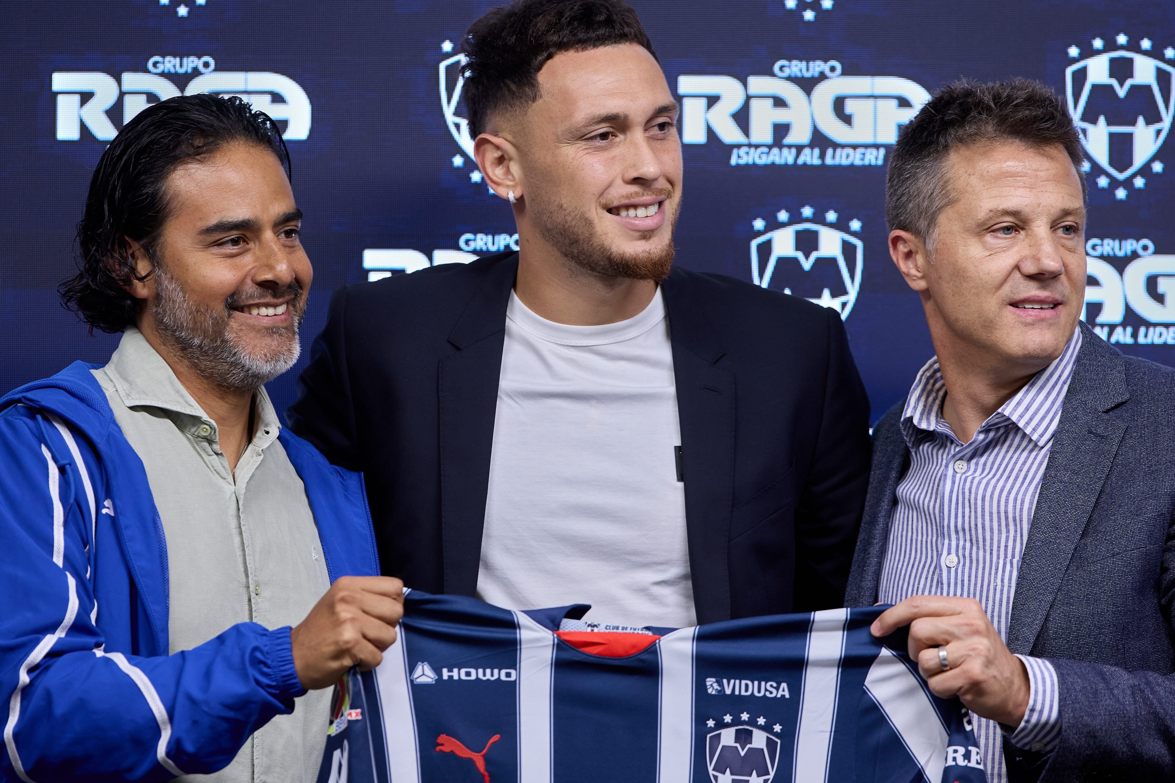 Lucas Ocampos es presentado con Rayados de Monterrey.