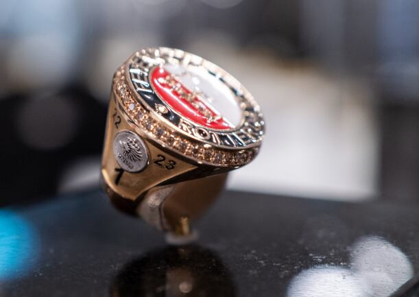 Anillo otorgado a Santiago Giménez