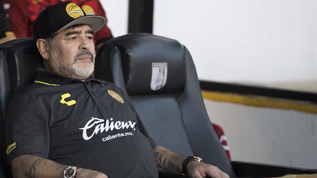Diego Maradona en el banquillo del Gran Pez.