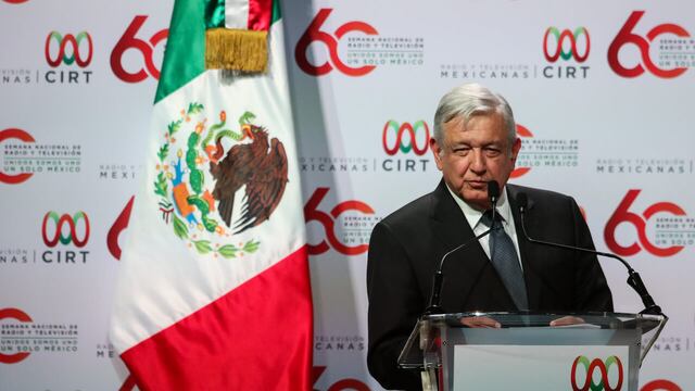 AMLO durante la ceremonia de entrega de los Premios Antena.