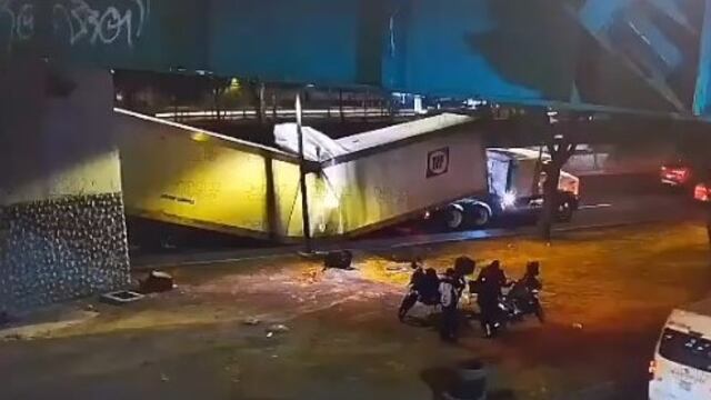 Tráiler en Calzada Ignacio Zaragoza