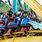 Acude con su familia a parque de diversiones a festejar el fin del aislamiento; sale disparada de un juego