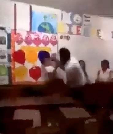 golpea a su novia en salón de clases