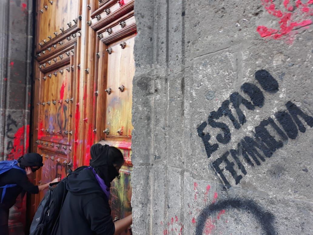 Manifestantes en la Puerta de Palacio Nacional