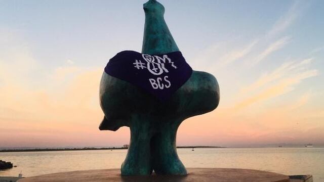 Pañuelo en monumento La Paloma