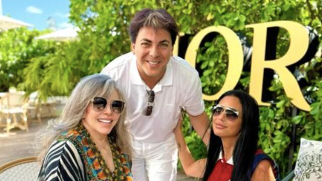 Cristian Castro junto a su mamá Verónica Castro y su novia Mariela Sánchez