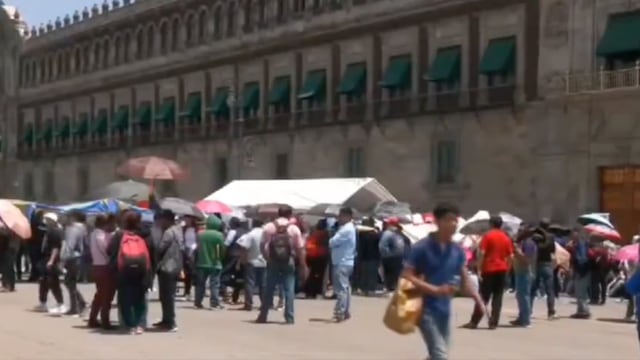 Integrantes de la CNTE se manifiestan frente a Palacio Nacional hoy lunes 1 de abril de 2024