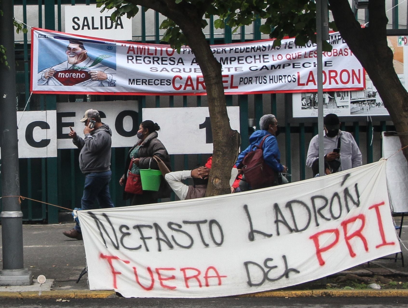 Militantes del PRI exigen la renuncia de Alejandro Moreno