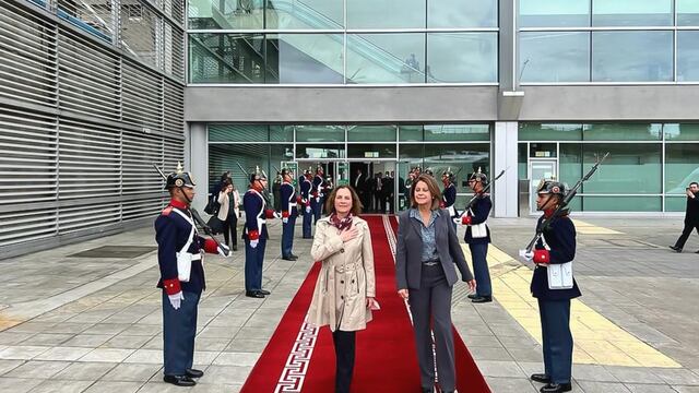 Beatriz Gutiérrez llegando a Colombia para investidura de Gustavo Petro