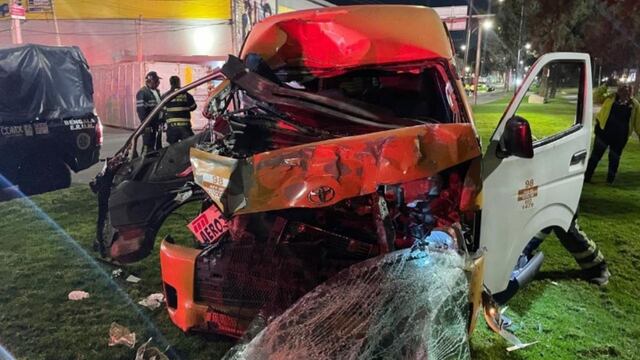 Combi accidentada en Calzada Ignacio Zaragoza