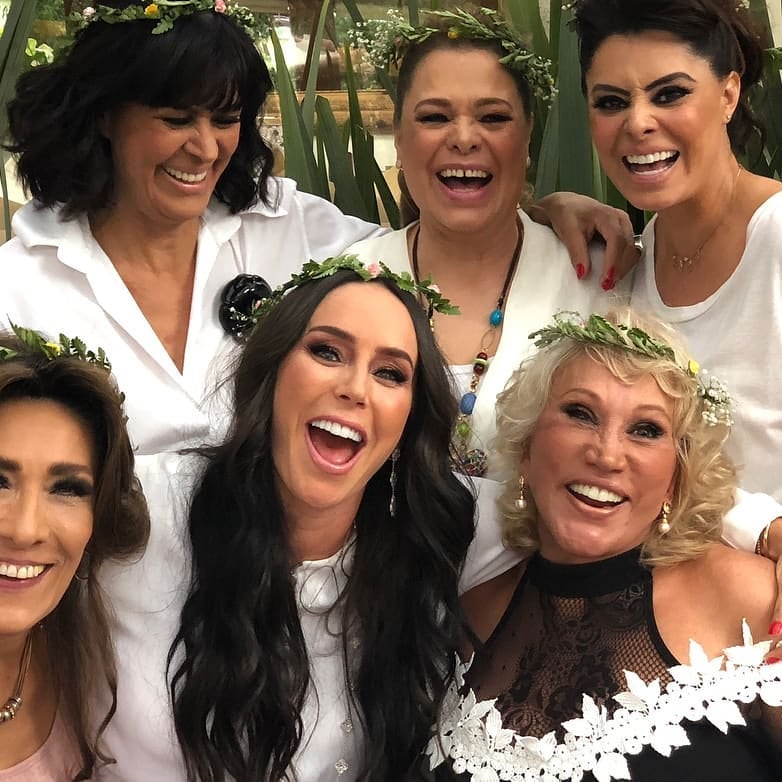 Laura León con Inés Gómez Mont y amigas