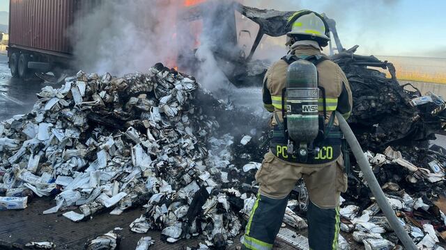 Tráileres chocan y se incendian en el Macrolibramiento de Jalisco