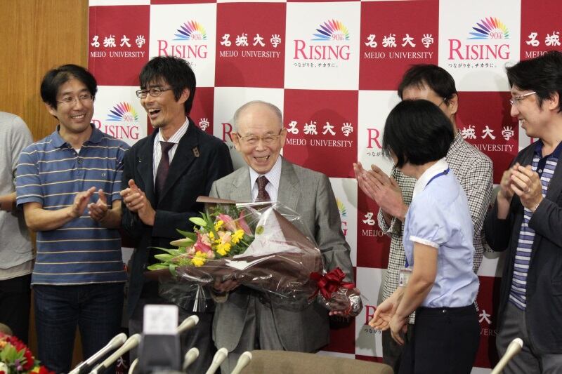 Isamu Akasaki es galardonado después de recibir un Premio Nobel de Física en 2014