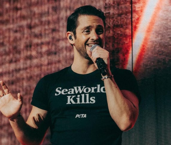 Christopher Uckermann protesta en concierto de RBD