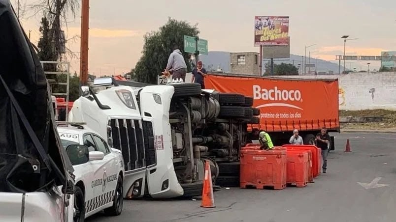 Tráiler vuelva en Ecatepec y ciudadanos saquean 20 toneladas de pollo congelado