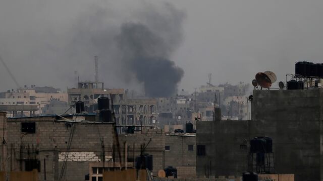 El humo se eleva sobre edificios residenciales tras un ataque aéreo israelí en la ciudad de Jan Yunis