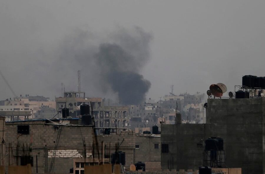El humo se eleva sobre edificios residenciales tras un ataque aéreo israelí en la ciudad de Jan Yunis