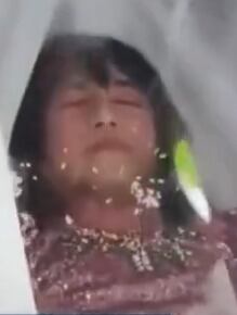 Mujer fallecida abre los ojos desde su ataúd