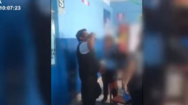 El profesor les enseñaba cómo sostener el vaso.