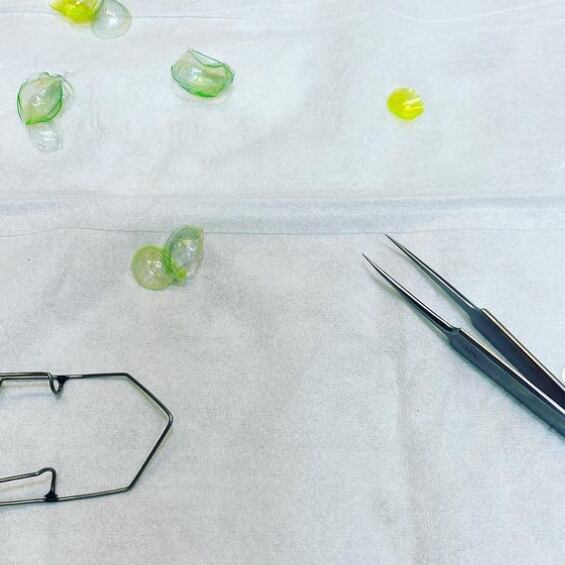 No se quitaba los lentes de contacto