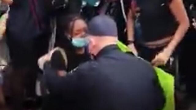 Policía se arrodilla