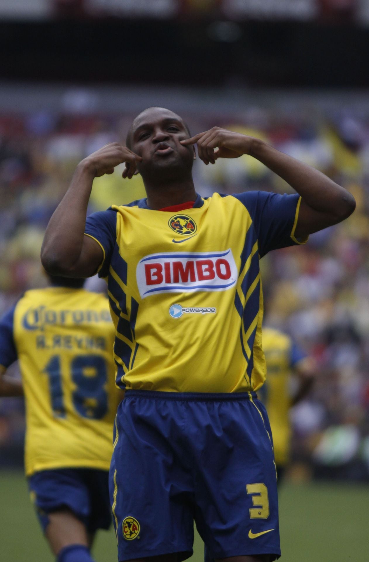 Aquivaldo Mosquera es un exfutbolista colombiano nacionalizado mexicano que sigue su carrera como entrenador, no lejos de los escándalos mediáticos