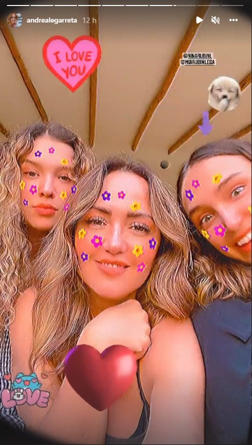 Andrea Legarreta y sus hijas