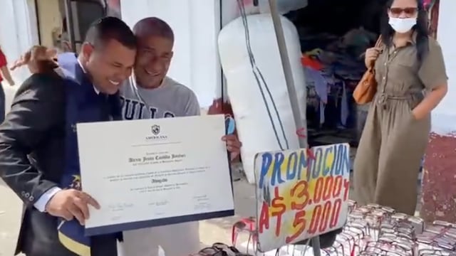 Presume título universitario junto a su papá