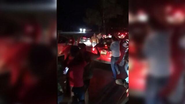 Aprovechan embotellamiento para bailar 'La Chona'.
