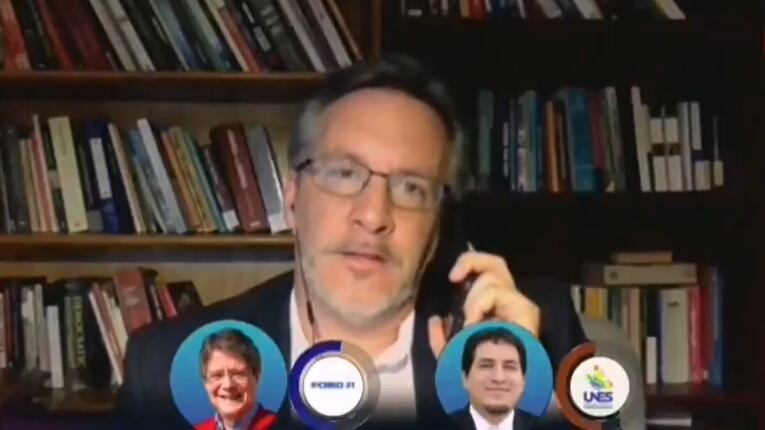 John Ackerman reclama a mujer que lo interrumpió durante video en vivo