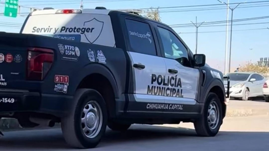 Sheinbaum reacciona a patrullas de Chihuahua con logos de la policía de Nueva York en la mañanera