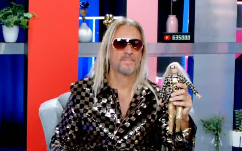 Javier Ceriani presume un muñeco Ken vestido como él