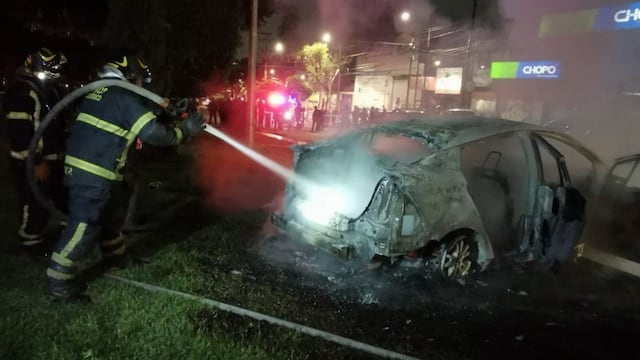Vecinos queman auto de conductor que atropelló y mató a joven en Coyoacán en CDMX