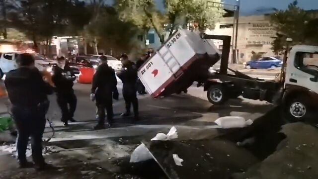 Hoyo mal tapado provoca caída de camión