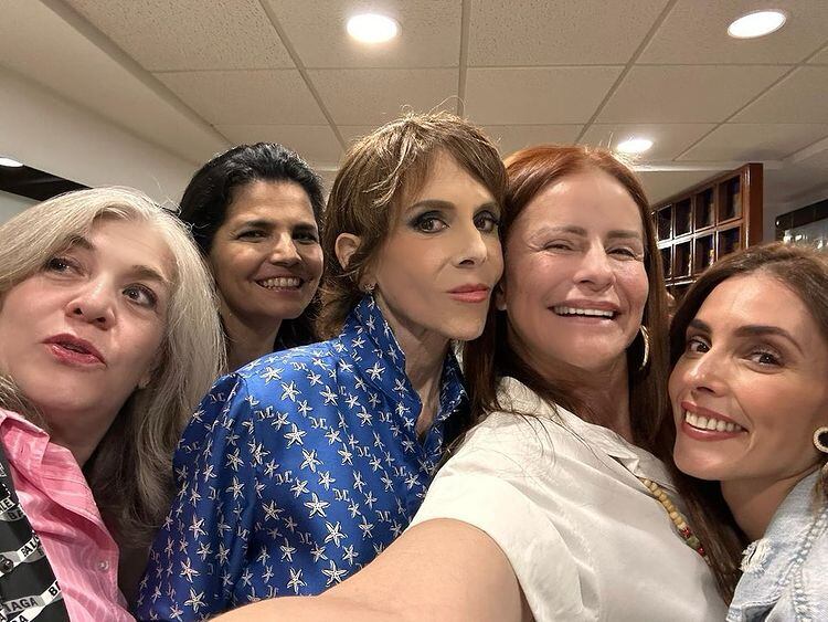 Rebecca Jones reaparece "muy delgada" tras haber estado en terapia intensiva.