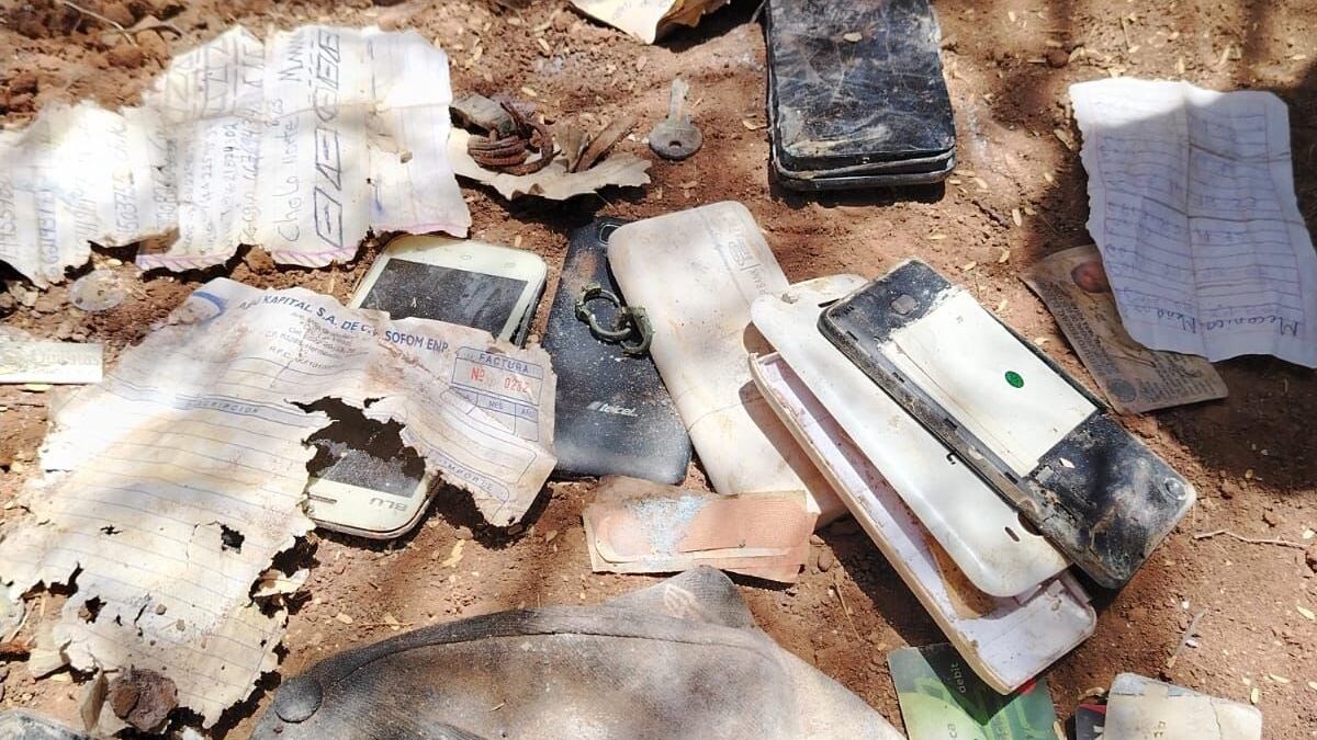 Madres buscadoras de Sonora encontraron 6 cuerpos y estas credenciales del INE