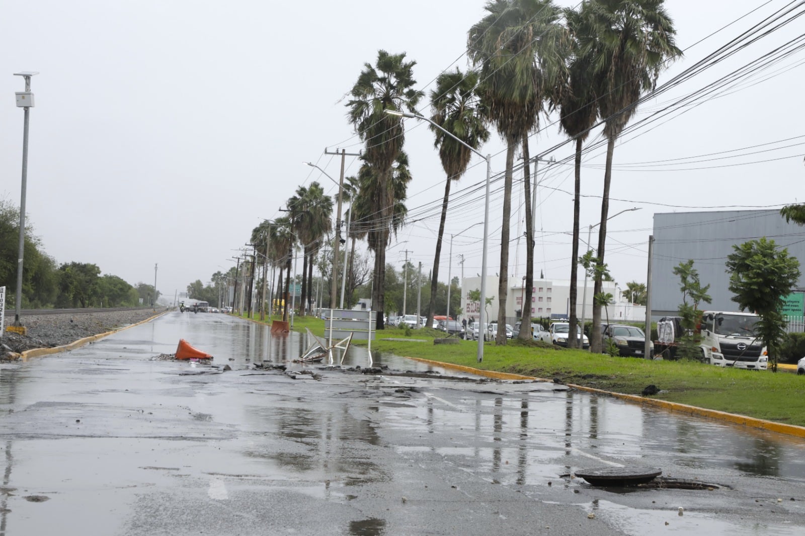 Cierran tramo de avenida Barragán en Escobedo por daños en el pavimento