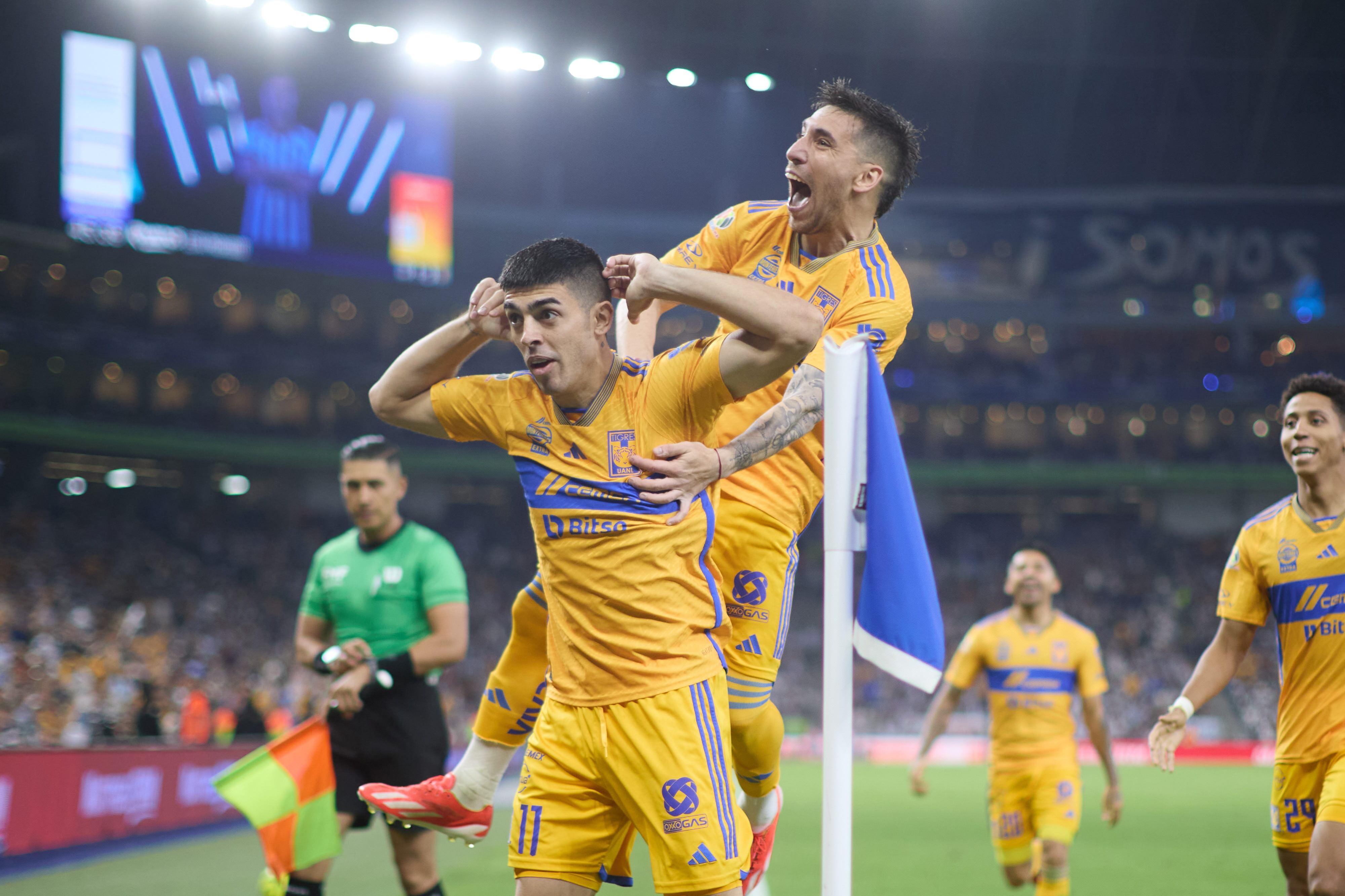Brunetta celebrando su doblete en el Clásico Regio
